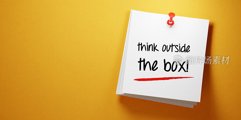 白色Sticky Note With Think Outside The Box Message And Red Push Pin On Yellow Background